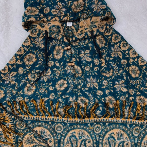 Hooded Wool Poncho - Picture 7 of 8